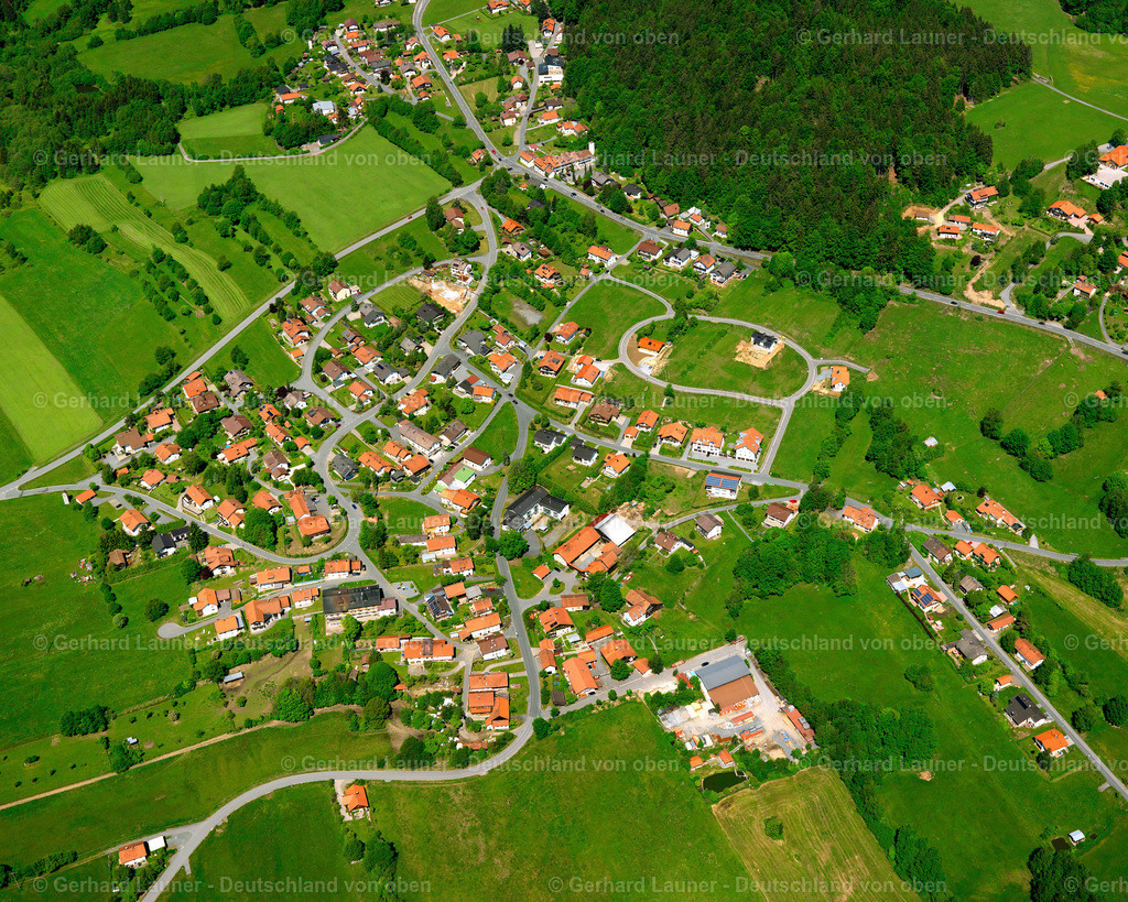 2724001 | PALMBERG 19.05.2007 Landwirtschaftliche Nutzflächen und Feldgrenzen  umsäumen das Siedlungsgebiet des Dorfes in Palmberg im Bundesland Bayern, Deutschland // Agricultural land and field boundaries surround the settlement area of the village  in Palmberg in the state Bavaria, Germany Foto: Gerhard Launer