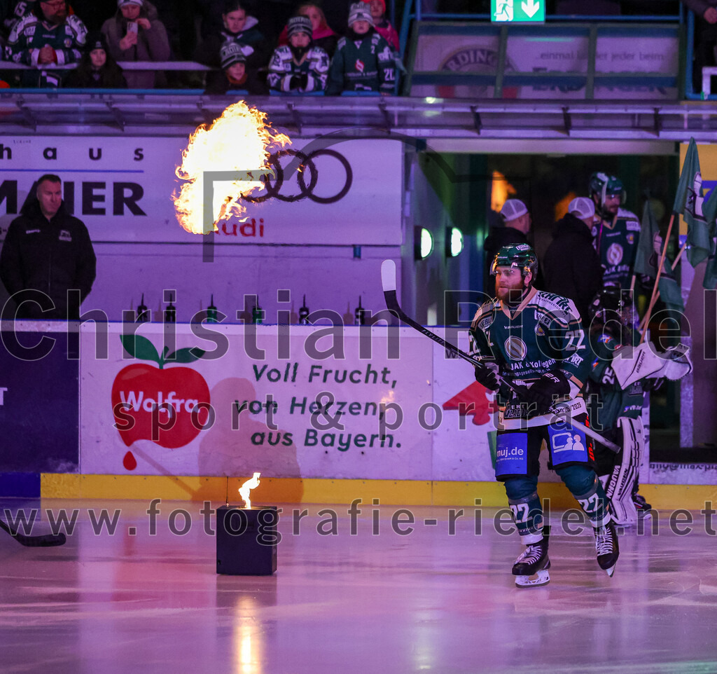 2025-12-28_029_TSV_Erding_gegen_onesto_Tigers_Bayreuth | Erding, Deutschland, 28.12.2025:Eishockey, Oberliga Süd 2025 / 2026, 31. Spieltag, TSV Erding gegen onesto Tigers Bayreuth, Endergebnis: 6:5 n.V.Grady Hobbs (Erding Gladiators, #22)Foto: Christian Riedel / fotografie-riedel.net