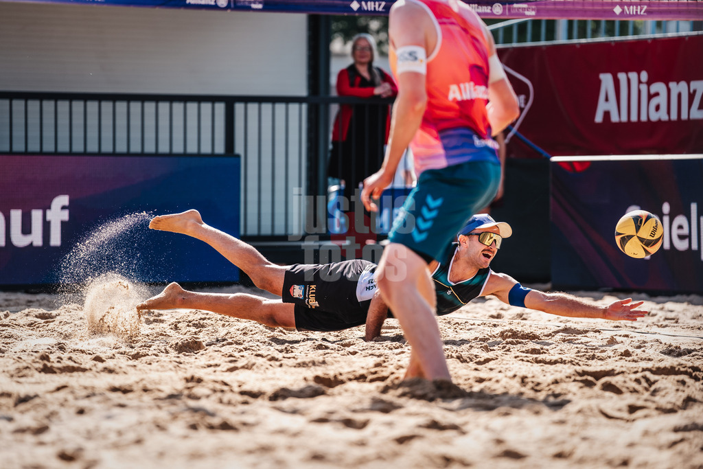 Beachvolleyball | Männer | Allianz German Beach Tour 2025 | Tourstop Hamburg | 31.05.2025 | Tilo Rietschel springt zum Ball