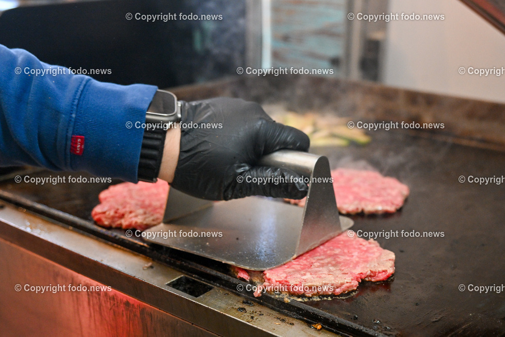 Deli Food Truck_ Le Bistro_ 09.01.2024-3 | 09.01.2024, Linz, AUT, Tabakfabrik im Bild Deli Food Truck, Le Bistro, Zubereitung Burger, Fingerfood, Fleisch, Patty