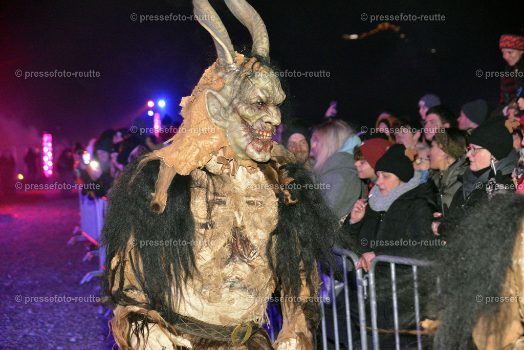 news-2022-Dez03-Krampusumzug-Reutte-WTV_5717 | Info aus dem Bezirk Reutte/Ausserfern Tirol sowie eine umfangreiche Bilddatenbank über die gesamte Region: Lechtal, Talkessel Reutte, Tannheimertal, Zwischentoren. Lech, Plansee, Zugspitze, Grenztunnel, B179, Fernpassstraße, Verkehr, Lawinen, Tradition, - Realisiert mit Pictrs.com