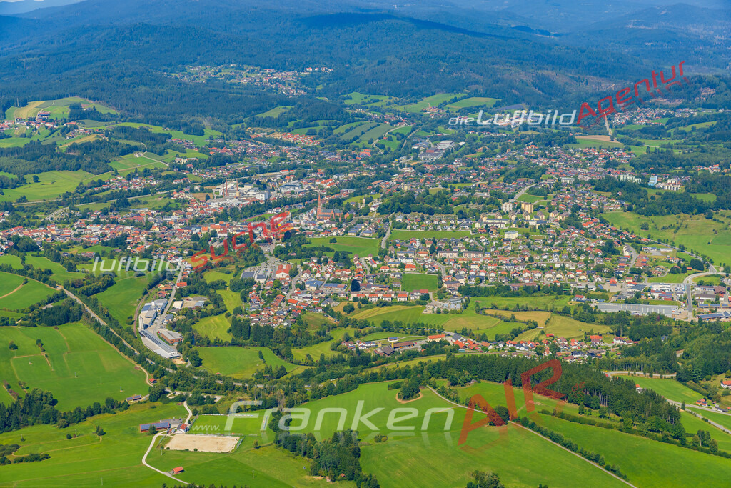zwiesel-5264-jahr-2025 | Luftaufnahme von Zwiesel - Die Luftaufnahme wurde 2025 vom UL-Flugzeug heraus erstellt ( keine Drohne ) - Hochauflösende Luftaufnahme - für professionelle Ausdrucke geeignet. Die Geschenkidee !Mit Lizenz und Bildrechte bestellbar