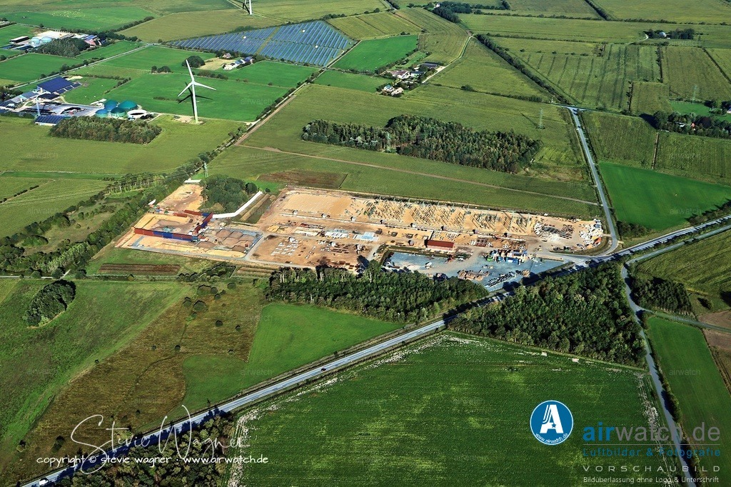 Luftbild Umspannwerk Husum/Nord - Das Umspannwerk Husum/Nord ist ein 380-kV- / 110-kV-Umspannwerk in Horstedt bei Husum | Das Umspannwerk Husum/Nord ist ein 380-kV- / 110-kV-Umspannwerk in Horstedt bei Husum in Schleswig-Holstein und Teil der Westküstenleitung, einer neu errichteten Nord-Süd-Stromtrasse zur besseren Einspeisung von Windenergie aus der Nordseeküste. Es verbindet das 110-kV-Verteilnetz mit dem 380-kV-Übertragungsnetz und ermöglicht so den Transport großer Mengen grüner Energie aus Schleswig-Holstein in die südlichen Verbraucherzentren Deutschlands.