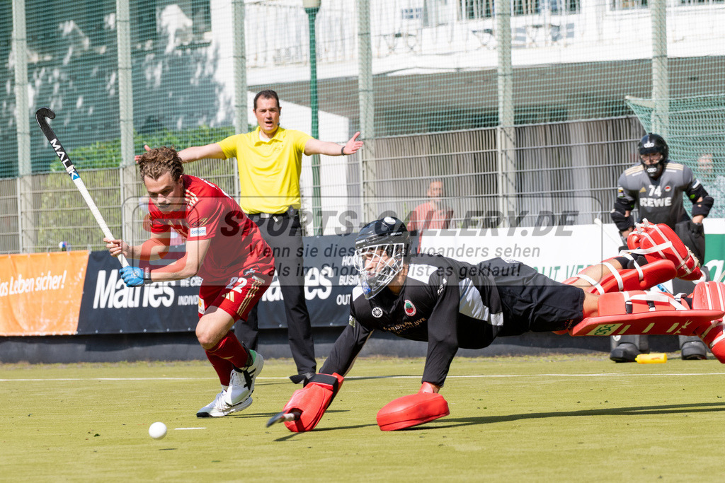 SFE_20240511_0194 | Krefeld, Deutschland, 11.05.2024: Michel Struthoff (Rot-Weiss Köln) Onyekwue NnaJi (Crefelder HTC) in Aktion waehrend des Spiels der Feldhockey 1. Bundesliga Herren zwischen Crefelder HTC - Rot Weiss Köln im Gerd-Wellen-Hockeyanlage am 11.05.2024 in Krefeld, Deutschland. (Foto von Stephan Fehrmann)

Krefeld, Germany, 11.05.2024: Michel Struthoff (Rot-Weiss Köln) Onyekwue NnaJi (Crefelder HTC) in action during the game of Feldhockey 1. Bundesliga Herren between Crefelder HTC - Rot Weiss Köln in Gerd-Wellen-Hockeyanlage at 11.05.2024 in Krefeld, Deutschland. (Foto from Stephan Fehrmann)