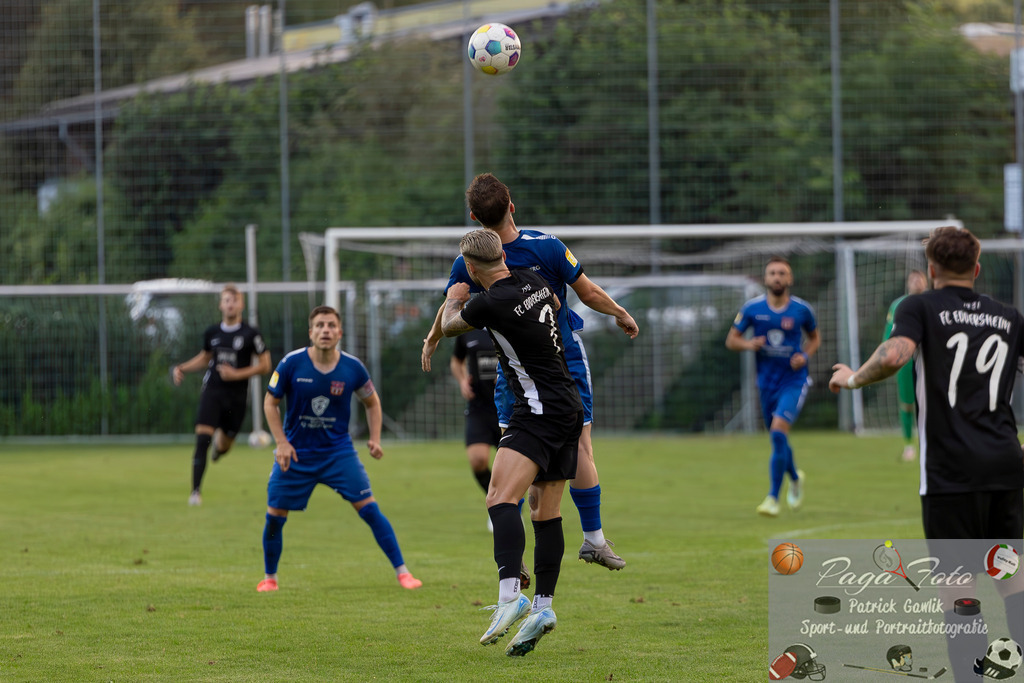 Hessenliga: Türk Gücü Friedberg - FC Eddersheim, 09.08.2024 | Dominik Wüst (FC Eddersheim #7) &amp; Niklas Kraus (Türk Gücü Friedberg #13) beim Kopfballduell, Türk Gücü Friedberg - FC Eddersheim, Friedberg, Städtischer Sportplatz, 9.8.2024 - Realisiert mit Pictrs.com