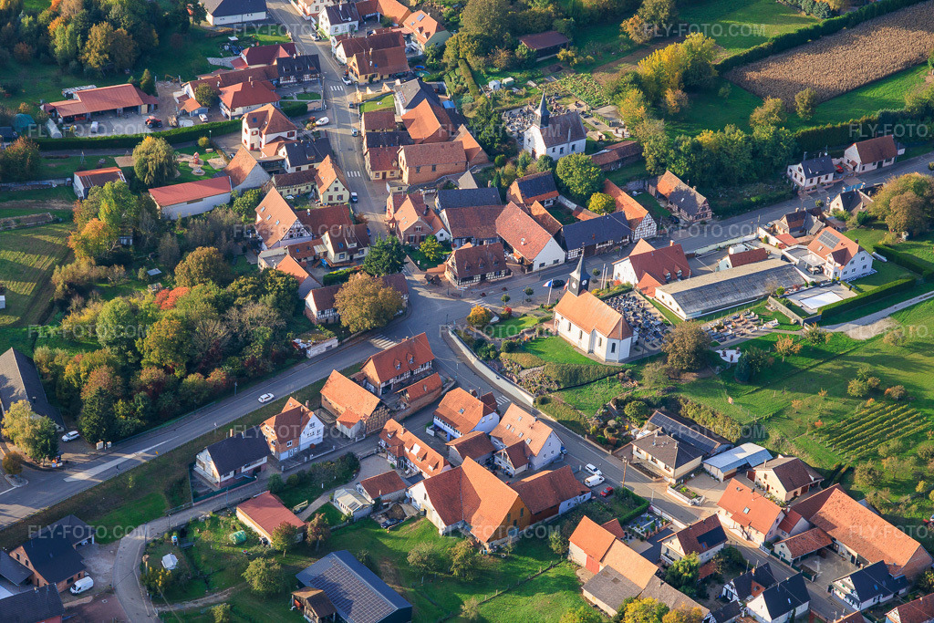 Aerial view: Eglise catholique St. Gilles and Église protestante de Wintzenbach with cemeteries in Wintzenbach in the state Bas-Rhin, France.Photo: IMG_150168.jpg taken on 10/11/2025 by Werner Riehm/FLY-FOTO.comResolution of the original: 6000 x 4000 pxParoisses de Hatten Nord (Niederroedern, Croettwiller, Wintzenbach, Lauterbourg) - Uepal