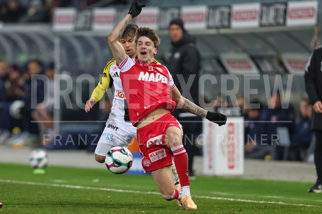 Austrian Bundesliga: Grazer AK 1902 vs LASK | GRAZ, AUSTRIA, 13.DEC.25 - SOCCER - ADMIRAL Bundesliga, Grazer AK 1902 vs LASK. The image shows Sascha Horvath (Lask) and Tio Cipot (GAK) becomes a foul.