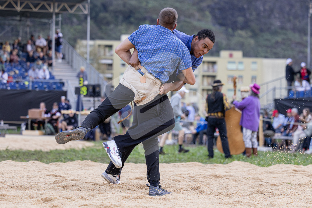 TESSINER2025_02_Gang_9555 | Die Schwinger des Schwyzer Kantonalen Schwingerverbandes: Fotos, die Dynamik und Leidenschaft festhalten, sowie emotionale Momente aus dem traditionellen Schwingsport zeigen. - Realisiert mit Pictrs.com