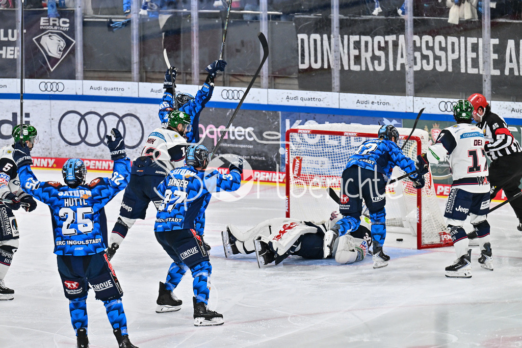 ERC Ingolstadt - Eisbären Berlin | INGOLSTADT, GERMANY - 18. DECEMBER: Jubel der Schanzer nach dem nicht gegebenen Tor von Daniel SCHMÖLZ (ERC Ingolstadt 92) / Tor / Torschuetze / Freude / Happy / während dem Match zwischen dem ERC Ingolstadt und den Eisbären Berlin am 29. Spieltag der Penny DEL in der Saturn Arena