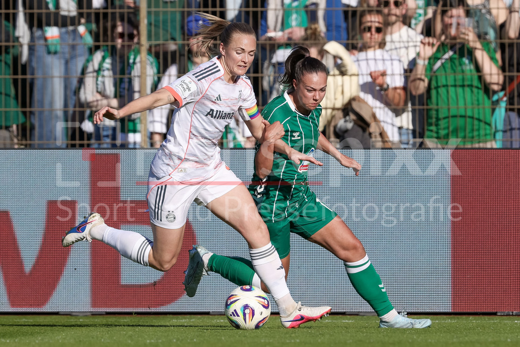 Fussball, Google Pixel Frauen-Bundesliga, SV Werder Bremen - FC Bayern München | v.li.: Magdalena Eriksson (FC Bayern München, 5) und Maja Sternad (SV Werder Bremen, 11) im Zweikampf, Duell, Dynamik, Aktion, Action, Spielszene, DIE DFB-RICHTLINIEN UNTERSAGEN JEGLICHE NUTZUNG VON FOTOS ALS SEQUENZBILDER UND/ODER VIDEOÄHNLICHE FOTOSTRECKEN. DFB REGULATIONS PROHIBIT ANY USE OF PHOTOGRAPHS AS IMAGE SEQUENCES AND/OR QUASI-VIDEO.