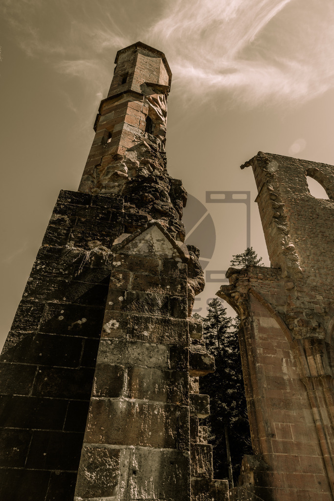 Klosterruine Allerheiligen | Detail der Klosterruine Allerheiligen über den Allerheiligen-Wasserfällen im Schwarzwald. - Realisiert mit Pictrs.com