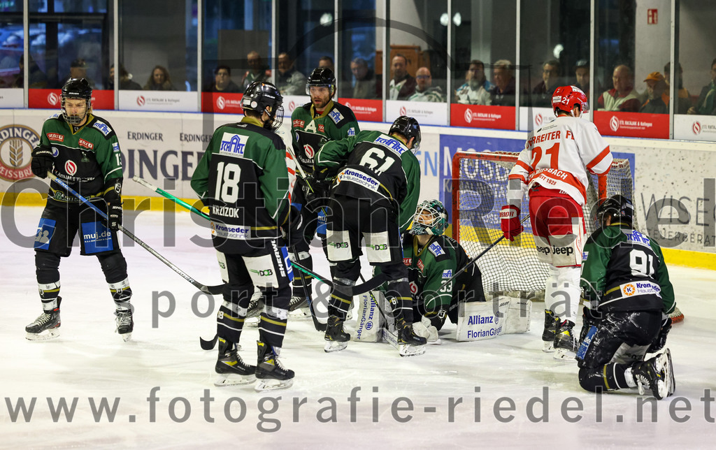 2023-03-19_032_TSV_Erding_gegen_TEV_Miesbach | Erding, Deutschland, 19.03.2023:
Eishockey, Bayernliga Playoffs 2022 / 2023, Halbfinale, TSV Erding gegen TEV Miesbach, Endergebnis: 

Michael Franz (Erding Gladiators, #13), Daniel Krzizok (Erding Gladiators, #18), Thomas Plihal (Erding Gladiators, #39), Roni Rukajärvi (Erding Gladiators, #61), Torwart Thomas Hingel (Erding Gladiators, #33), Felix Feuerreiter (TEV Miesbach, #21), Rudolf Lorenz (Erding Gladiators, #91)

Foto: Christian Riedel / fotografie-riedel.net