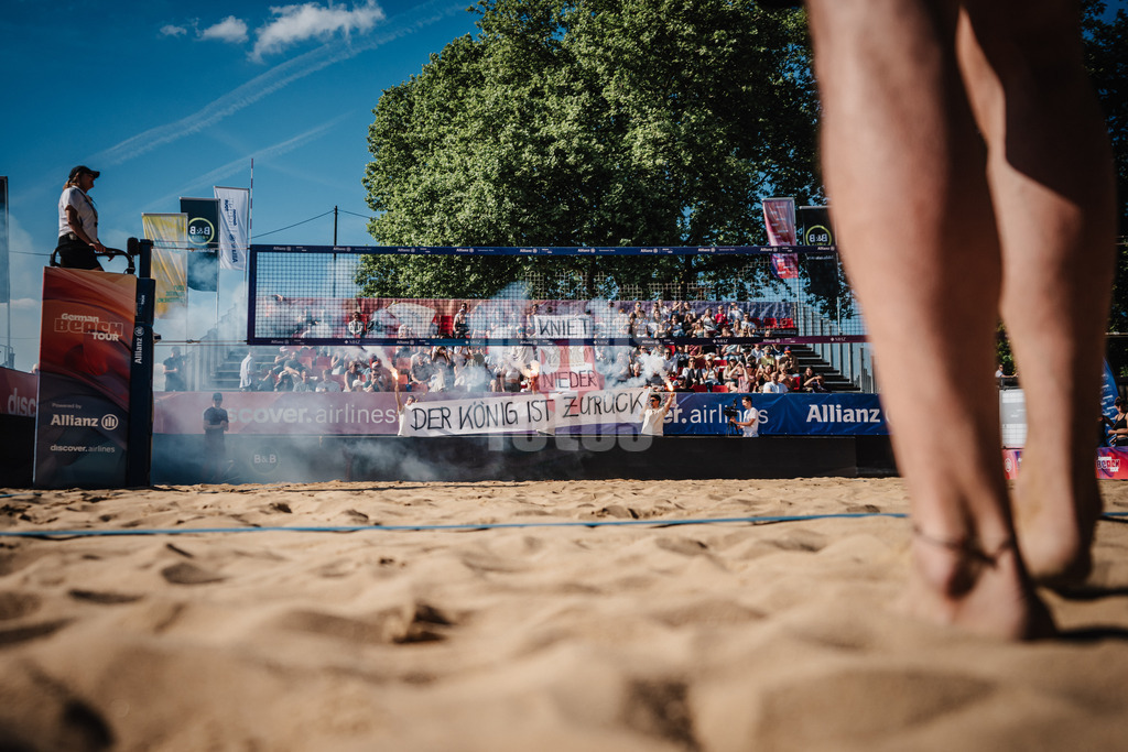 Beachvolleyball | Männer | Allianz German Beach Tour 2025 | Tourstop Düsseldorf | 09.05.2025 | Choreo der 'Fraktion Bräune' zu Ehren von Jannik Kühlborn Kniet Nieder Der König ist zurück Pyrotechnik