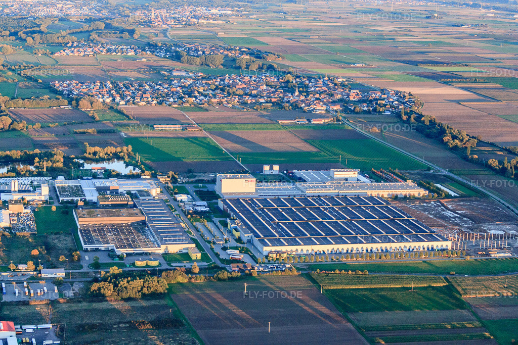 Luftbild: Mercedes-Benz Logistikcenter und PROWELL Progroup Board GmbH im Interpark in Offenbach an der Queich im Bundesland Rheinland-Pfalz in Deutschland. Foto: IMG_60247.jpg vom 13.10.2013 durch Werner Riehm/FLY-FOTO.deWWW.MERCEDES-BENZ.COM