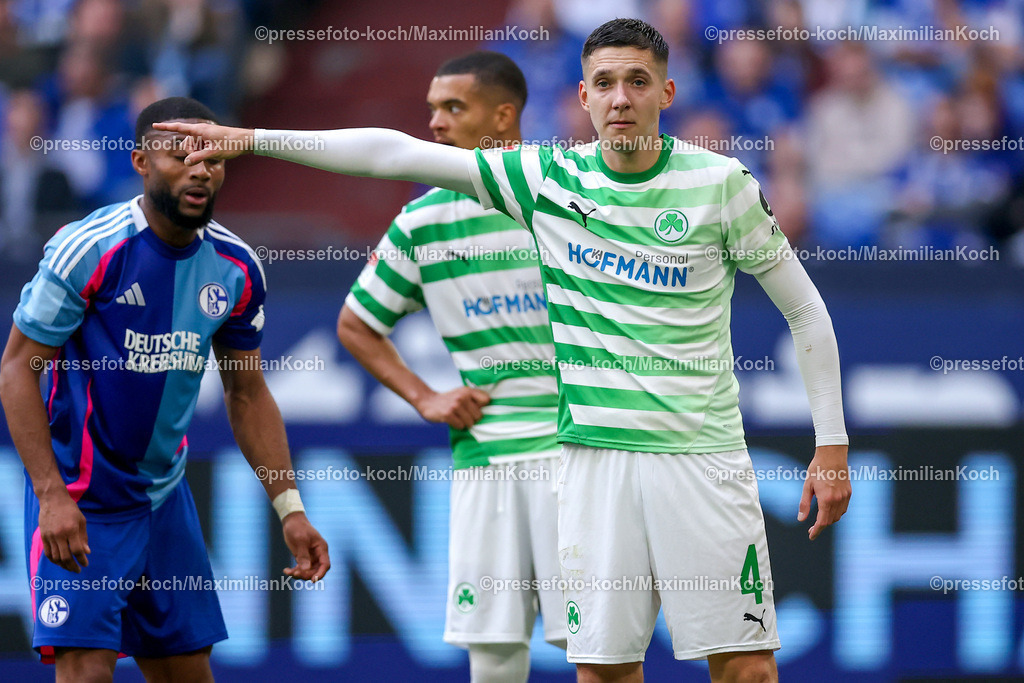 Schalke26102401058 | 26.10.2024, Fußball, FC Schalke 04 - SpVgg Greuther Fürth, 2. Fußball Bundesliga, Veltins-Arena Gelsenkirchen, Saison 2024 2025: Damian Michalski (Greuther Fürth #4) gestikulierendDFB regulations prohibit any use of photographs as image sequences and or quasi-video.