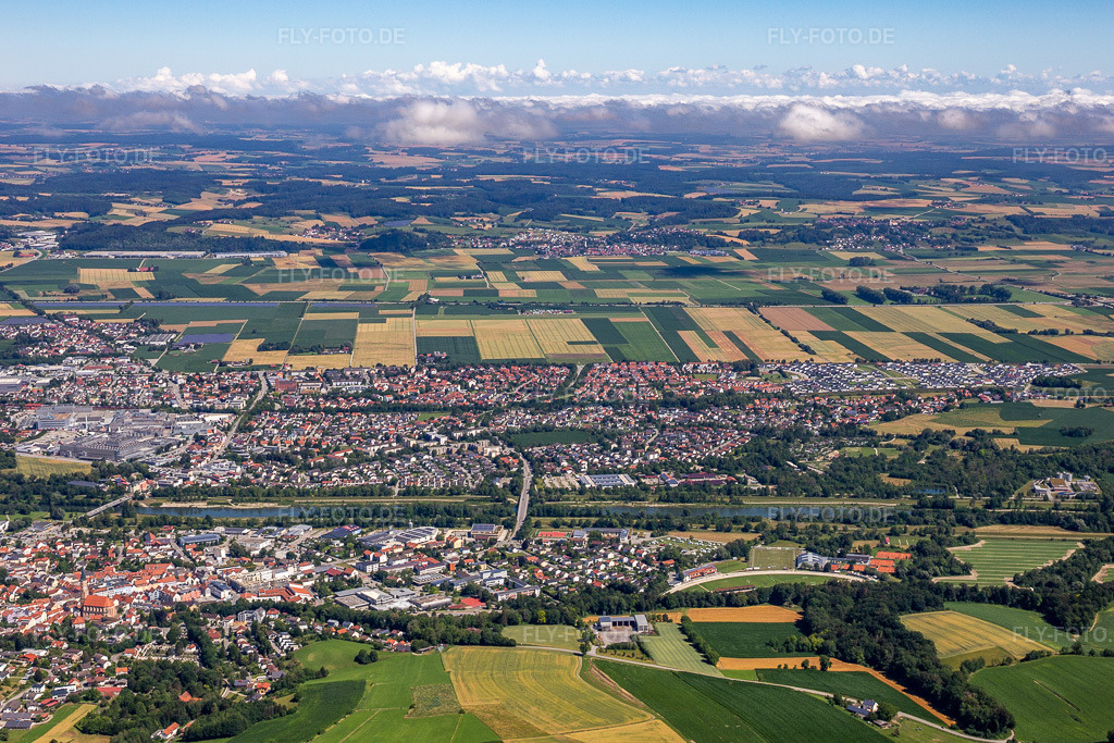 Luftbild:  in Dingolfing im Bundesland Bayern in Deutschland. – Foto: IMG_132761.jpg vom 02.07.2022 durch Werner Riehm/FLY-FOTO.de – Auflösung des Originals: 4456 x 2971 px – Stadt Dingolfing - Stadt Dingolfing