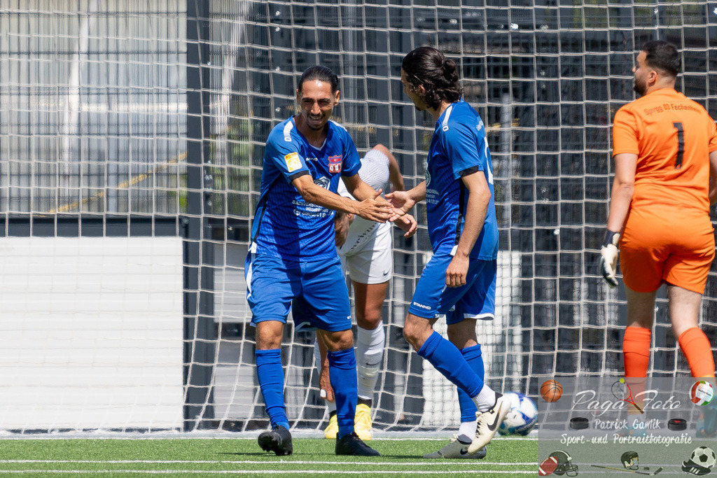 Testspiel: Spvgg. 03 Fechenheim - Türk Gücü Friedberg, 13.07.2024 | Kamil Yikilmaz (Türk Gücü Friedberg #7) &amp; Abdul Baki Özisli (Türk Gücü Friedberg #30) klatschen sich nach dem Tor von Kamil Yikilmaz (Türk Gücü Friedberg #7) ab, Spvgg. 03 Fechenheim - Türk Gücü Friedberg, Frankfurt am Main, Sportanlage Birsteiner Straße, 13.7.2024 - Realisiert mit Pictrs.com