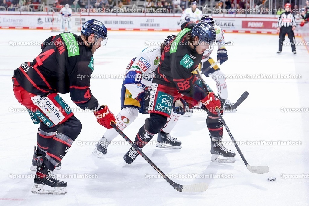DEG12012501041 | 12.01.2025, Eishockey, Penny DEL, Düsseldorfer EG - Eisbären Berlin, PSD-BANK Dome: Jakub Borzecki (DEG #92) im Zweikampf gegen Marco Nowak (Eisbären Berlin #8) 