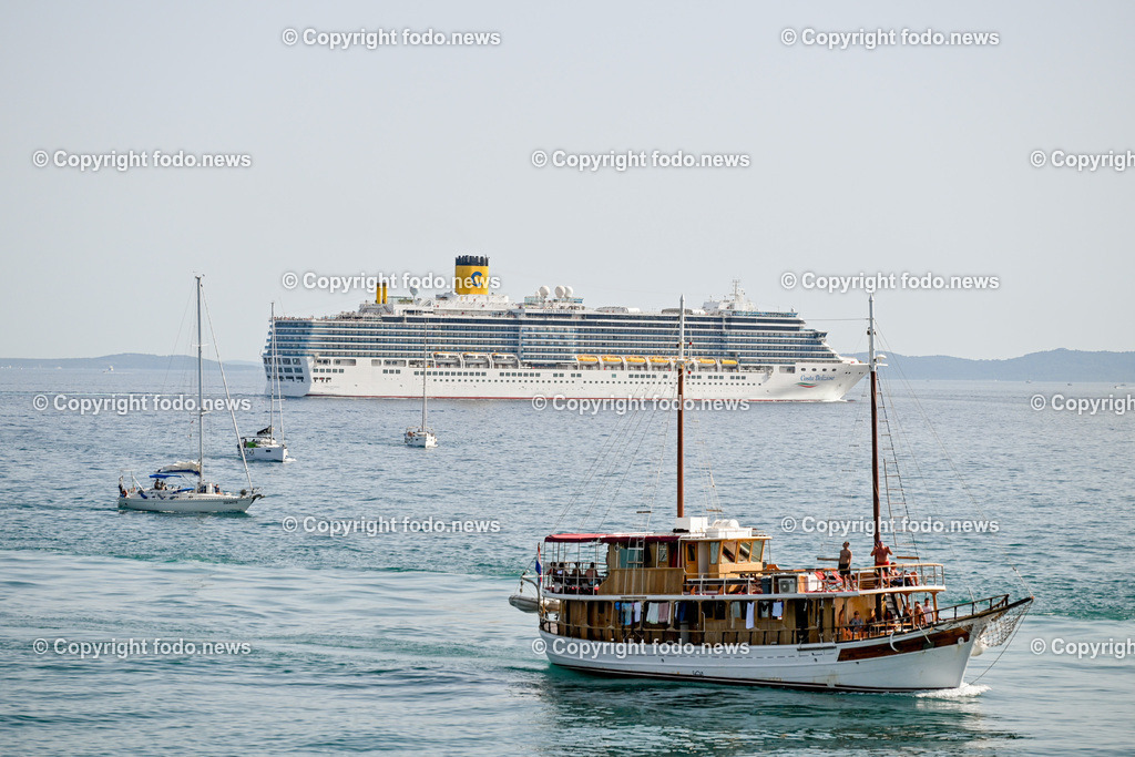 Kroatien_ Split_30.07.2025-11 | 30.07.2025, Kroatien, HRV, Split, Hafen, im Bild Themenbild, Kreuzfahrtschiff, Schiff, Boot, Aussflugsboot, Meer, Adria, Touristen, Tourismus, Urlaub, Feature, SymbolbildDie Costa Deliziosa ist ein mittelgroßes Kreuzfahrtschiff der italienischen Reederei Costa Kreuzfahrten. Es wurde 2010 in Dienst gestellt und bietet Platz für bis zu 2.826 Passagiere.