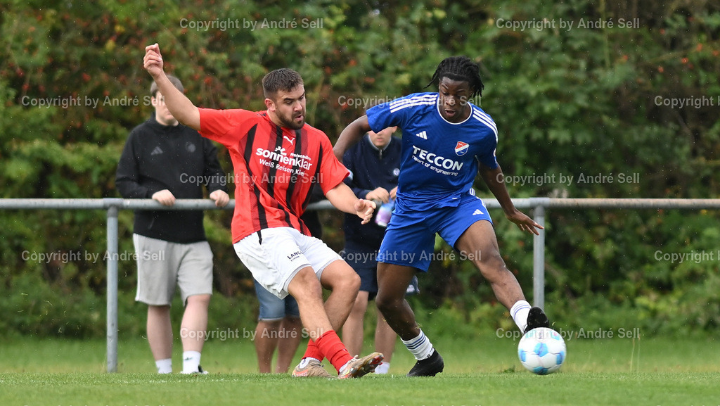 SpVg Eidertal Molfsee vs TSV Kronshagen | Azuka Olise (Molfsee #2) vs Kristof Koop (TSVK #27) / Fußball-Landesliga Schleswig Männer 2025/2026 / SpVg Eidertal Molfsee vs TSV Kronshagen / Platz A / Molfsee / 13.09.25 - Realisiert mit Pictrs.com