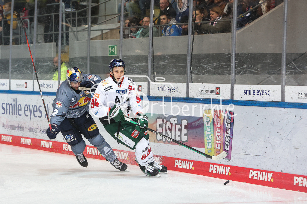 EHC München - Augsburger Panther | im Duell Andrew MacWILLIAM (RBM #2) und Anrei HAKULINEN (AEV #94) / Zweikampf