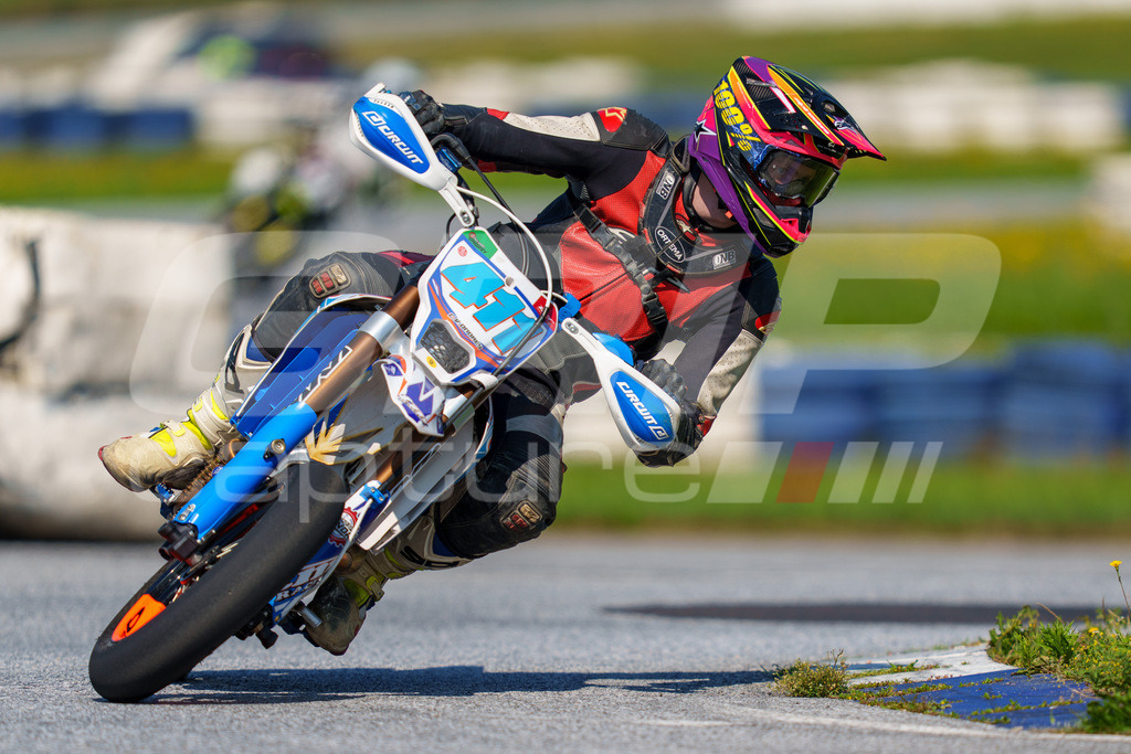 SuperMoto_Staatsmeisterschaft_Greinbach_262 | GRIPcapture steht für authentische Sportfotografie in Österreich – für Momente, die mehr sind als Geschwindigkeit oder Ergebnis. Es geht um Emotion, Spannung, Fokus und den Augenblick, der oft nur einen Wimpernschlag dauert.Ob Motorsport, Teamsport oder 