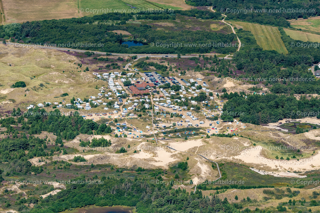 Amrum_Campingplatz_ELS_8547130822 | WITTDüN AUF AMRUM 13.08.2022 Küsten- Landschaft mit Leuchtturm und Dünen Campingplatz am Sandstrand der Nordsee- Insel Amrum in Nebel im Bundesland Schleswig-Holstein. Weiterführende Informationen bei: Dünencamping Amrum GmbH. // Coastline with lighthouse and camp site on the sandy beach of Nordsee- Insel Amrum in Nebel in the state Schleswig-Holstein. Further information at: Duenencamping Amrum GmbH. Foto: Martin Elsen