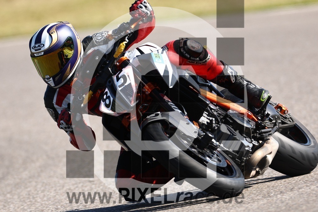 0085-20240525_00556 | Schöne Erinnerungen an spannende Momente - das festzuhalten ist unser Job. PIXELrace.de ist seit 2003 auf den Rennstrecken Europas unterwegs um die Action draußen beim Fahren und die wunderbare Stimmung imm Fahrerlager für euch einzufangen.