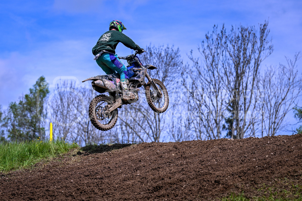 Motocross Schlatt bei Winterthur - 29. April 2023 | Fahrer in der Kategorie Hobby Open am Motocross Schlatt bei Winterthur, 29. April 2023.
Instagram: @mx_schlatt | @mc_wila | @sam_schweiz
Bild: Sportfotografie Markus Aeschimann | www.markus-aeschimann.ch - Realisiert mit Pictrs.com
