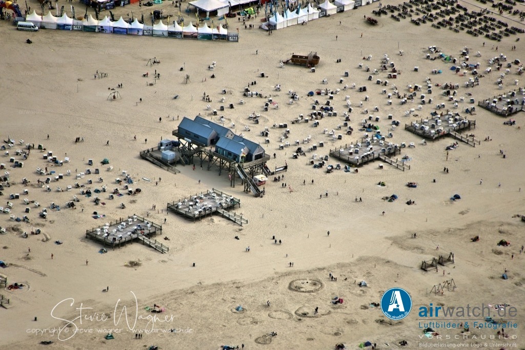 Luftbilder St.Peter-Ording | Er liegt mitten im Nationalpark Schleswig-Holsteinisches Wattenmeer, einem UNESCO-Weltnaturerbe, und ist umgeben von Dünen, Salzwiesen und einem feinsandigen Strand. Die Strände sind in fünf Hauptabschnitte unterteilt: Böhl, Dorf, Bad, Ording und Ording Nord.
