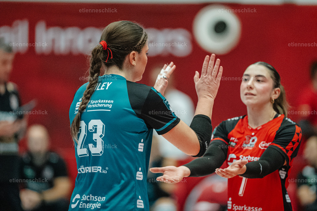 Dresdner SC - Binder Blaubären TSV Flacht, DEKRA 1. Bundesliga Frauen, Volleyball | Im Bild: Mackenzie Foley (23, Dresdner SC) klatscht mit Katerina Georgiadis (7, Dresdner SC) ab24.10.2026, Dresdner SC -  Binder Blaubären TSV Flacht, DEKRA 1. Bundesliga Frauen, Volleyball, Deutschland, Dresden, Cyberport Arena