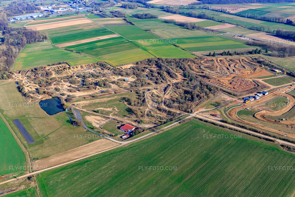 Aerial view: Club d'Aéromodélisme de Saverne-Steinbourg, Club 4x4 Vallée de la Zorn - Alsace Off Road -Centre Tout Terrain Steinbourg-RC SCS and Moto Club de la Zorn - Site de pratique in Steinbourg in the state Bas-Rhin, France. – Photo: IMG_097549.jpg taken on 03/16/2017 by Werner Riehm/FLY-FOTO.com – Resolution of the original: 5409 x 3606 px – cam-saverne-steinbourg.fr – Alsace Off Road - Club 4x4 Vallée de la Zorn à Steinbourg – Moto Club de la Zorn à Steinbourg (67)