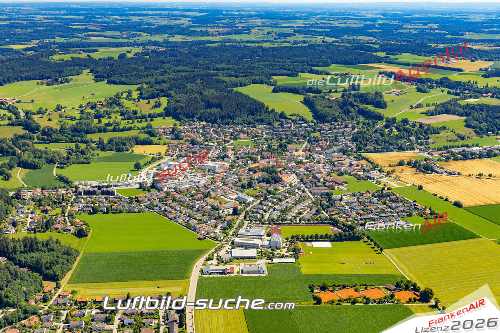 Aktuelles Luftbild von Feldkirchen Feldkirchen-Westerham - Die Luftaufnahme wurde 2022 mittels UL-Flugzeug erstellt ( keine Drohne ) - hochauflösende Kamera-Systeme von  Canon -Beste Qualität - Für grossformatige Ausdrucke geeignet. Die Geschenkidee !