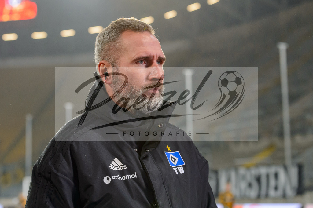 SGDHSV20220114_168 | Fussball, Herren: Trainer Tim Walter (Hamburger SV) schaut bei dem Spiel der 2. Bundesliga zwischen SG Dynamo Dresden und Hamburger SV im Rudolf-Harbig-Stadion am 14.01.2022 in Dresden, Deutschland.DFB / DFL REGULATIONS PROHIBIT ANY USE OF PHOTOGRAPHS AS IMAGE SEQUENCES AND/OR QUASI-VIDEO. - Realisiert mit Pictrs.com