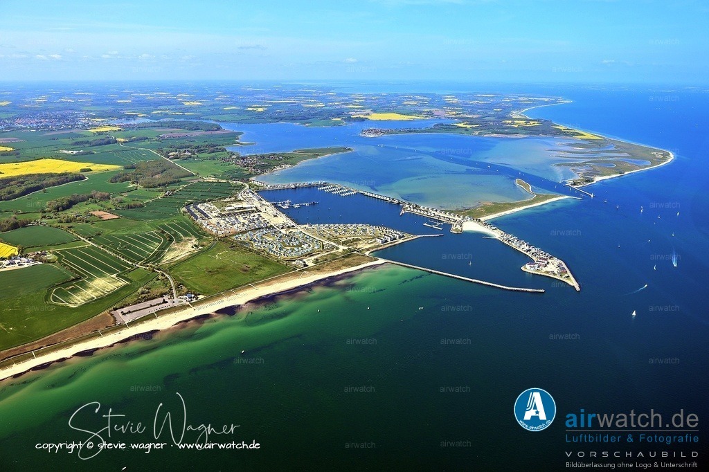  Luftbild OstseeResort Olpenitz - Exklusive Ferienhäuser an der Ostseeküste | Das Resort richtet sich an Investoren und Urlauber, die ein Feriendomizil erwerben möchten. Es werden individuelle Beratung und Inspiration durch Referenzprojekte geboten. Bewertungen und Kundenrezensionen liegen im Kontext nicht vor.