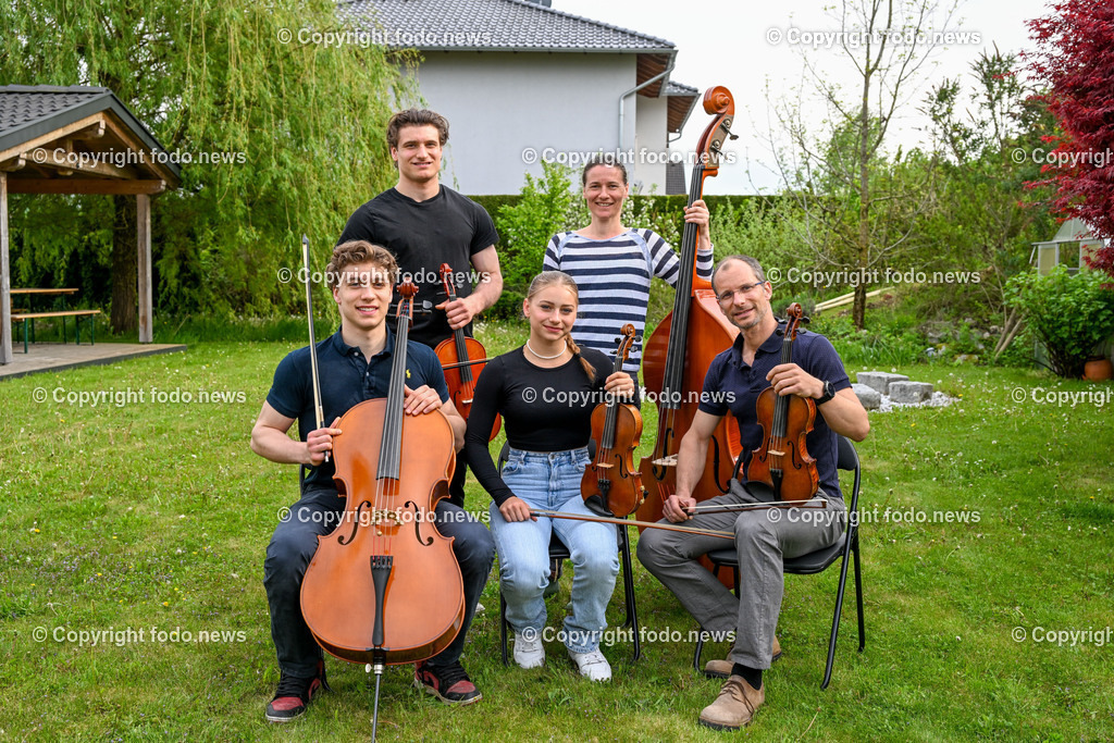 Ronald Ecker_ Prakt. Arzt Marchtrenk_ 07.05.2023-2 | 07.05.2023, Marchtrenk, AUT, Ronald Ecker, im Bild Ronald Ecker (Prakt. Arzt) mit Familie - Nikolaus (17), Thomas (19), Bettina (15), Veronika 43, Gattin)