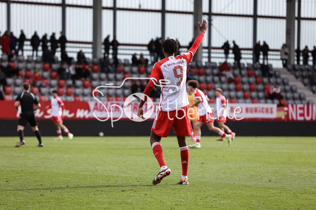 FC Bayern München U19 - TSG 1899 Hoffenheim U19 | im Bild Jonah KUSI-ASARE (FCB #9) am Ball / Freisteller / Einzelfoto