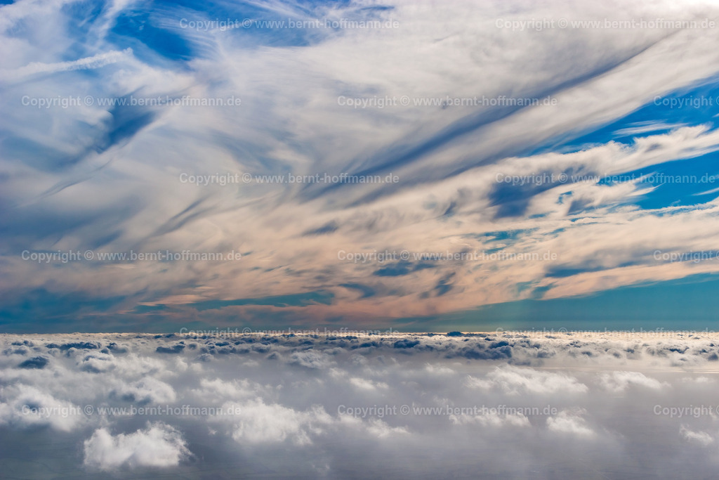 PLB_1453m_Inversion_max90x60 | LUFTBILD. Flug über den Wolken – Inversionsschicht 01. __ Dunst und dünne Wolkendecke von oben betrachtet. Darüber ein wildes Himmelsbild mit Cirrus-Bewölkung.  - Realisiert mit Pictrs.com