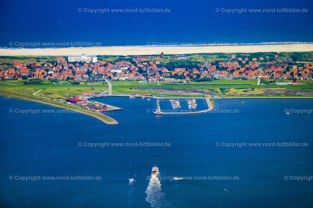 Juist_Hafen_Frisia_Vi_ELS_5984050924 | JUIST 05.09.2024 Hafenanlagen der Nordseeinsel Juist mit der Fähre "Frisia VI" im Bundesland Niedersachsen. Weiterführende Informationen bei: Inselgemeinde und Kurverwaltung Juist. // Port facilities on the North Sea island of Juist with the ferry "Frisia VI" in the state of Lower Saxony. Further information at: Inselgemeinde und Kurverwaltung Juist. Foto: Martin Elsen