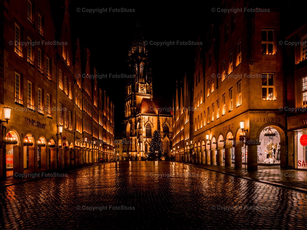 St. Lamberti Kirche in Münster bei Nacht | Blick auf die berühmte St. Lamberti Kirche in Münster zu Weihnachten bei Nacht. - Realisiert mit Pictrs.com