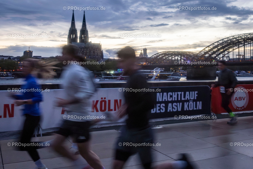 23. ASV Nachtlauf; Koeln, 13.05.26 | Impressionen vom 23. ASV Nachtlauf am 13.05.26 am Tanzbrunnen in Koeln. Foto: BEAUTIFUL SPORTS/Leah Kohring