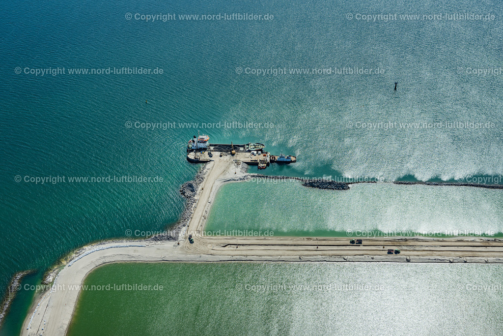 Fehmarn_Puttgarden_Baustelle_Tunnelbau_ELS_4825150522 | PUTTGARDEN 15.05.2022 Baustelle mit Tunnelführungsarbeiten für die Streckenführung und den Verlauf des Fehmarnbelt-Tunnel der Ostsee an der Fährhafenstraße in Puttgarden auf der Insel Fehmarn im Bundesland Schleswig-Holstein, Deutschland. Weiterführende Informationen bei: BPM Ingenieurgesellschaft mbH,  DEGES Deutsche Einheit Fernstraßenplanungs- und -bau GmbH,  Dr. Lehners + Wittorf Beratende Ingenieure Partnerschaftsgesellschaft mbB,  Femern A/S,  GROTHE BAU GmbH & Co. KG. // Construction site with tunnel guide for the route of Fehmarnbelt- Tunnel on street Faehrhafenstrasse in Puttgarden on the island of Fehmarn in the state Schleswig-Holstein, Germany. Further information at: BPM Ingenieurgesellschaft mbH,  DEGES Deutsche Einheit Fernstrassenplanungs- und -bau GmbH,  Dr. Lehners + Wittorf Beratende Ingenieure Partnerschaftsgesellschaft mbB,  Femern A/S,  GROTHE BAU GmbH & Co. KG. Foto: Martin Elsen