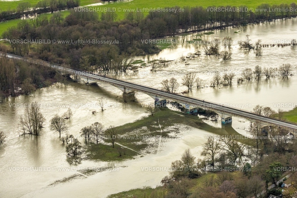 Bochum231202098Ruhr-topaz | Luftbild, Ruhrhochwasser, Weihnachtshochwasser 2023, Fluss Ruhr und Kemnader See treten nach starken Regenfällen über die Ufer, Überschwemmungsgebiet am Kemnader Wehr, Ruhrbrücke Kemnade, Bäume und Felder im Wasser, Stiepel, Bochum, Ruhrgebiet, Nordrhein-Westfalen, Deutschland