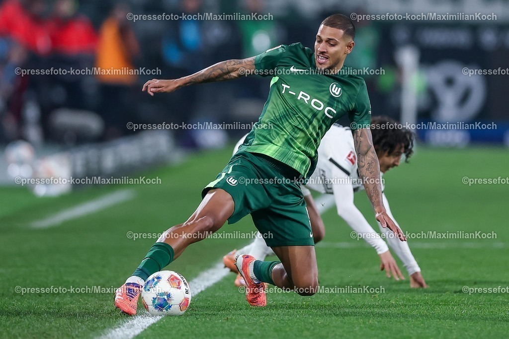 BMG13122502204 | 13.12.2025, Fußball, Borussia Mönchengladbach - VfL Wolfsburg, 1. Fußball Bundesliga, 14.Spieltag, Borussia-Park, Saison 2025 2026: Vini Souza&nbsp;(VfL Wolfsburg #05) im Zweikampf gegen  Wael Mohya (Borussia Mönchengladbach #36)   DFB regulations prohibit any use of photographs as image sequences and or quasi-video.