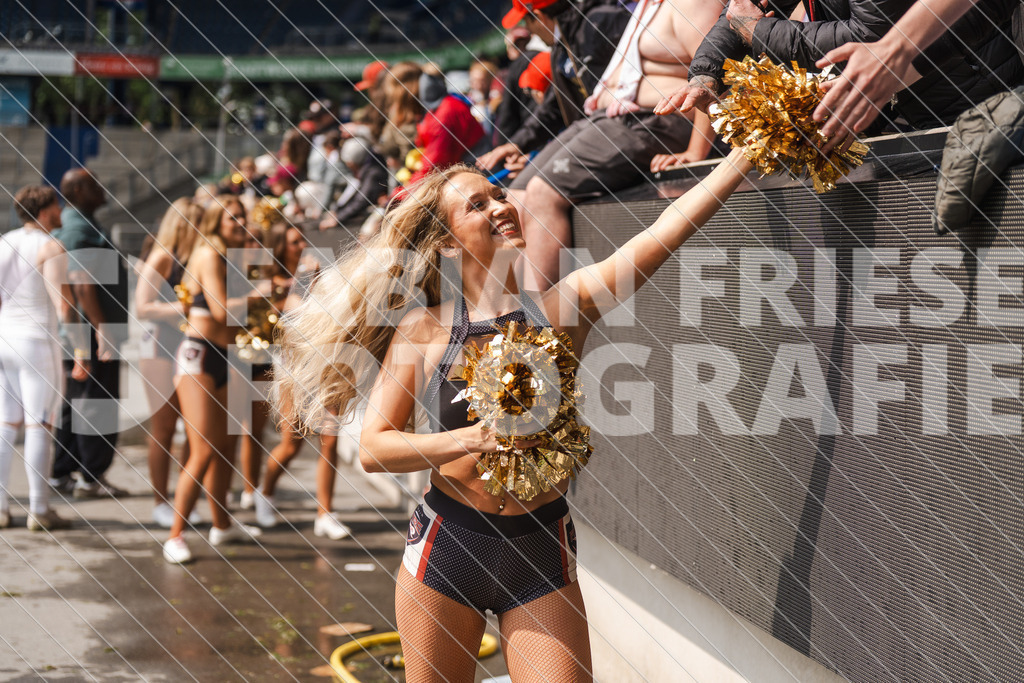 GER Rhein Fire vs. Paris Musketeers, Football, European League of Football, Spieltag 4, Saison 2025, 08.06.2025 | GER Rhein Fire vs. Paris Musketeers, Football, European League of Football, Spieltag 4, Saison 2025, 08.06.2025Foto: Fabian Friese - Realisiert mit Pictrs.com