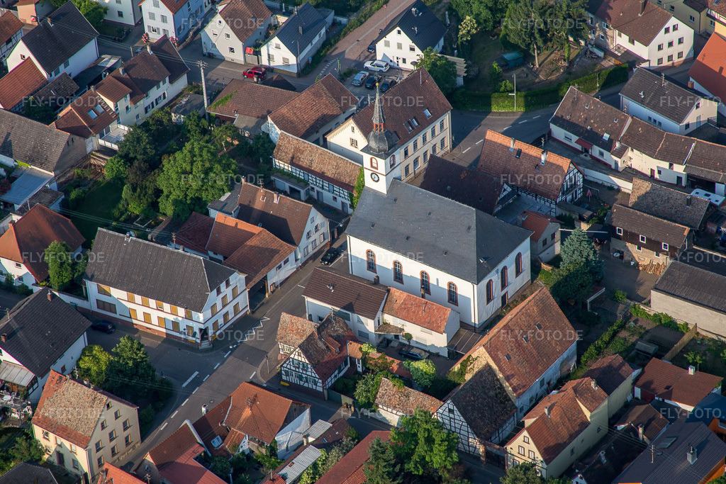 Luftbild: Prot. Kirche im Dorfkern in Westheim im Bundesland Rheinland-Pfalz in Deutschland. Foto: IMG_080578.jpg vom 12.06.2015 durch Werner Riehm/FLY-FOTO.de