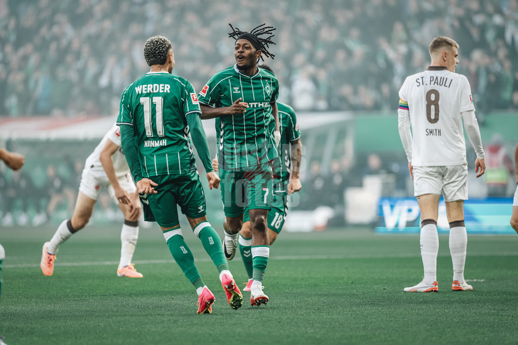Fußball | Männer | Saison 2025/2026 | 1. Fußball-Bundesliga | 6. Spieltag | SV Werder Bremen vs. FC St. Pauli | 04.10.2025 | v.l. Justin Njinmah (#11, SV Werder Bremen) und Torschütze Samuel Mbangula (#07, SV Werder Bremen) jubeln