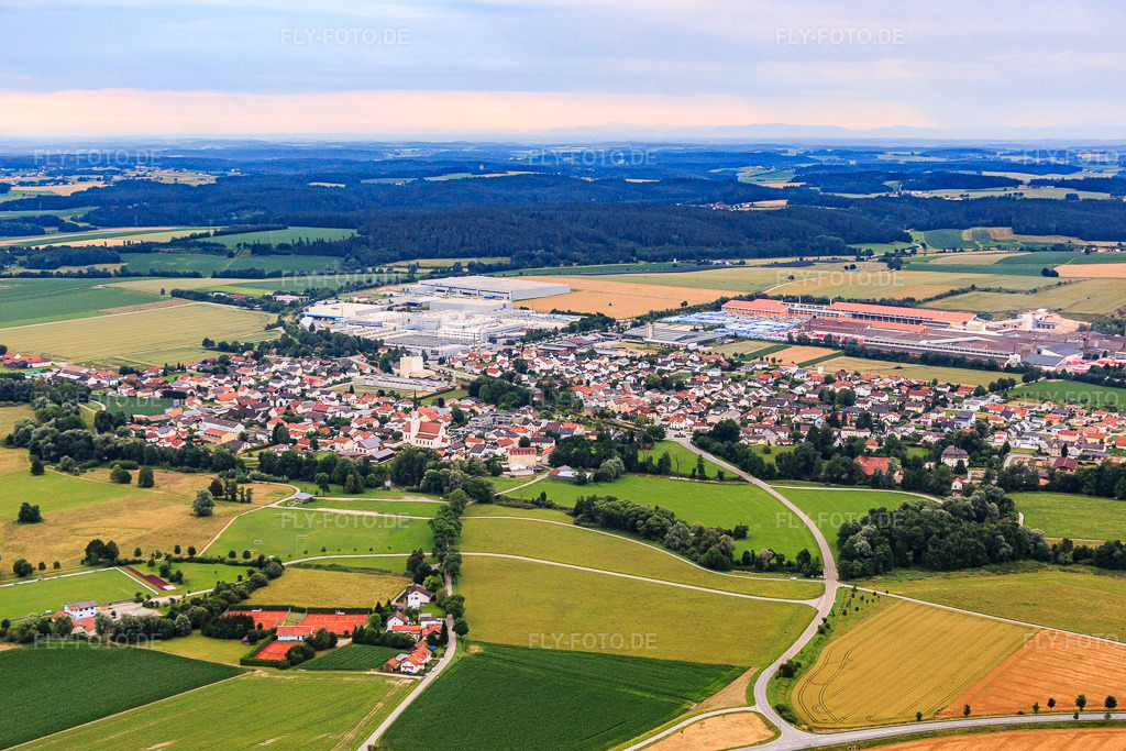 Luftbild: Ortsansicht aus Norden in Marklkofen im Bundesland Bayern in Deutschland. – Foto: IMG_090490.jpg vom 02.07.2016 durch Werner Riehm/FLY-FOTO.de – Auflösung des Originals: 5237 x 3491 px