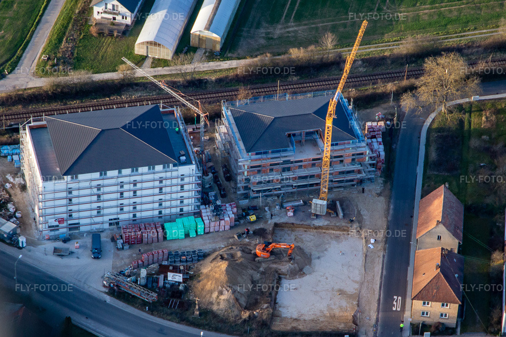 Luftbild: Neubau altersgerechter Wohnung am Bahnübergang im Ortsteil Schaidt in Wörth im Bundesland Rheinland-Pfalz in Deutschland. Foto: IMG_136063.jpg vom 21.02.2023 durch Werner Riehm/FLY-FOTO.de