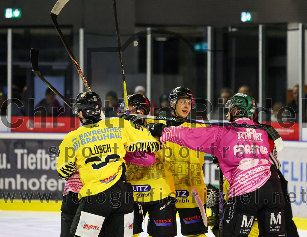 2025-10-10_162_TSV_Erding_gegen_onesto_Tigers_Bayreuth | Erding, Deutschland, 10.10.2025:Eishockey, Oberliga Süd 2025 / 2026, 7. Spieltag, TSV Erding gegen onesto Tigers Bayreuth, Endergebnis: 2:5Maximilian Forster (Erding Gladiators, #81)Foto: Christian Riedel / fotografie-riedel.net